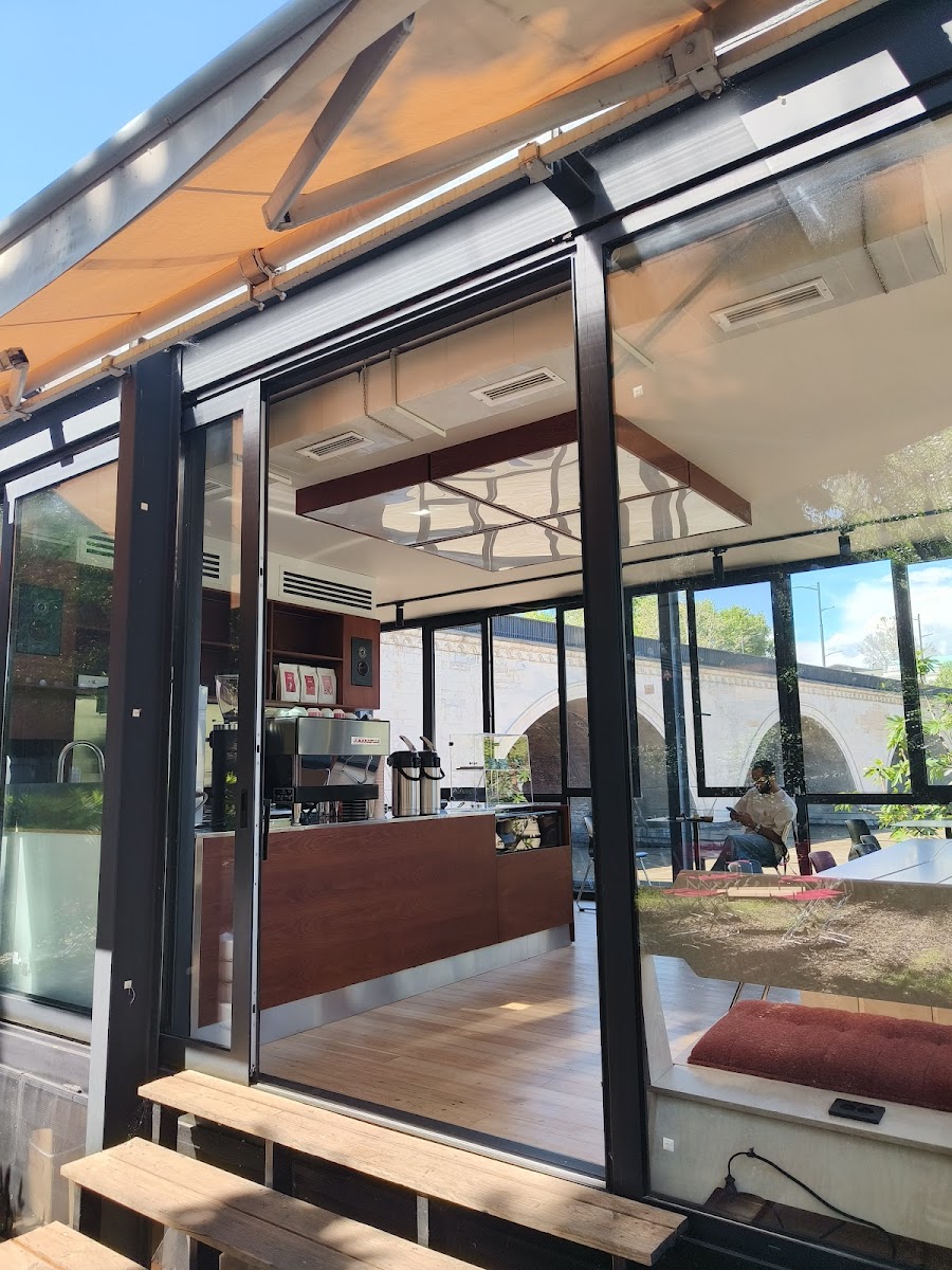 The CITYHIKERS glass pavilion by the bridge